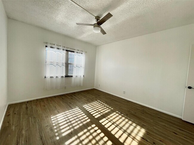 Building Photo - 400 N Riverside Dr