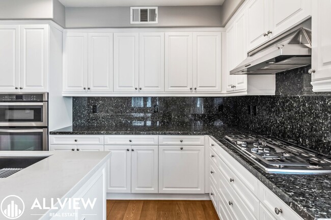 Building Photo - Highly Upgraded 4 Bed, 4.5 Bath Condo Available in Pacific Shores!