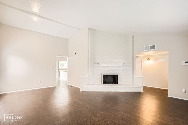 Building Photo - 8314 Kensington Dr