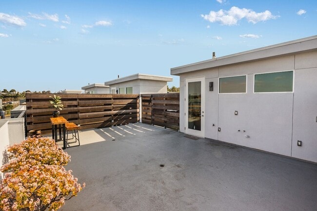 Building Photo - Newly build 3 bedroom South Redondo Townhome