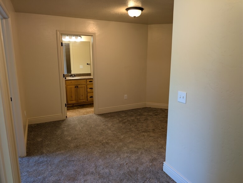 Building Photo - 140 E 620 S
