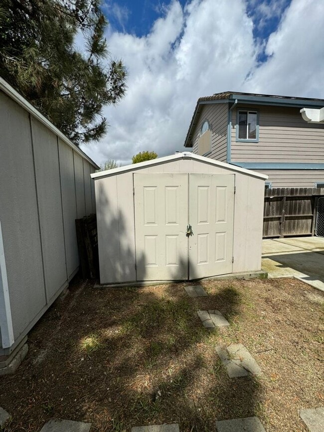 Building Photo - 4 Bedroom home in Dixon