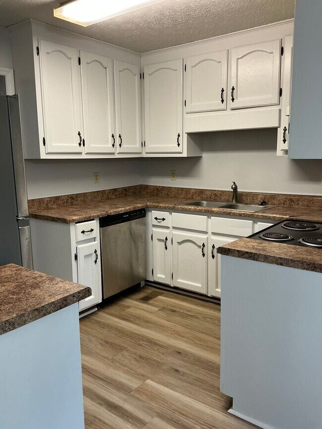 Building Photo - Westwood Hills! 3 BR 2 1/2 Bath home off M...