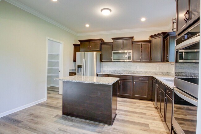 Building Photo - Huge 5 bed 3 ba.  Gorgeous House Near Post...