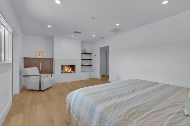 Building Photo - Mid-century modern home in Arcadia with pr...