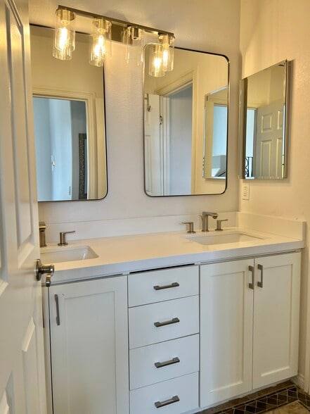 Building Photo - 26601 Country Creek Ln