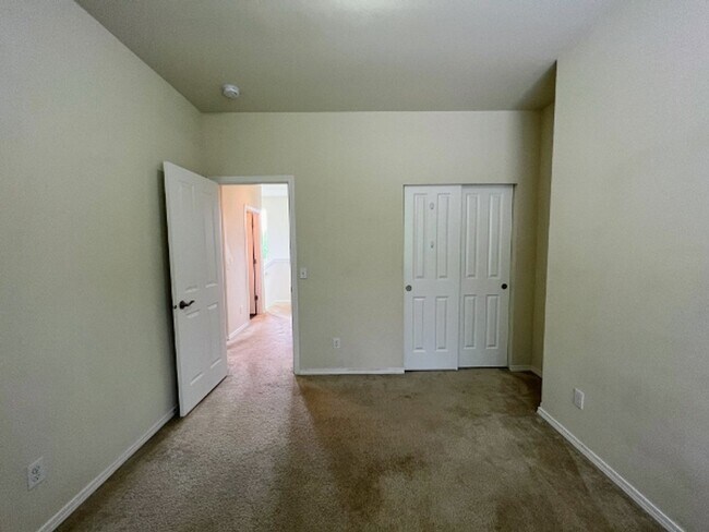 Building Photo - Pet Friendly 3 Bedroom in Campus Glen Neighborhood