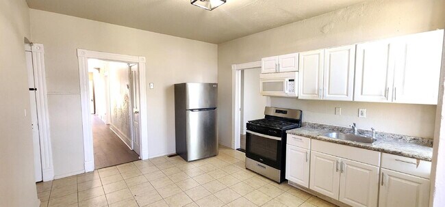 Building Photo - Spacious First-Floor 2BR with Bonus Room & Updated Interior – Pet Friendly!