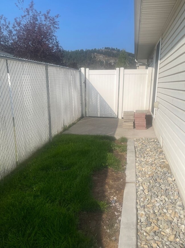 Building Photo - Freshly Remodeled 3 bed 2 Bath Townhome