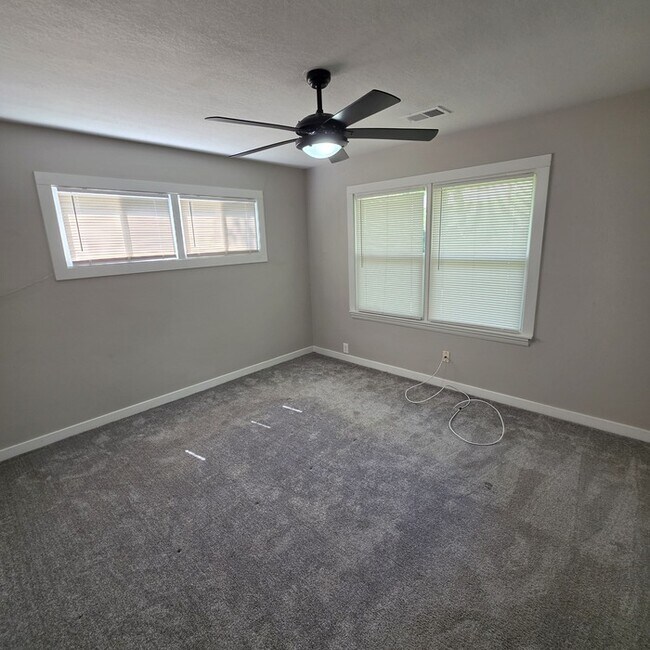 Building Photo - Beautiful 4 bedrooms and 2 full baths home located on E 113th St in Kansas City, MO