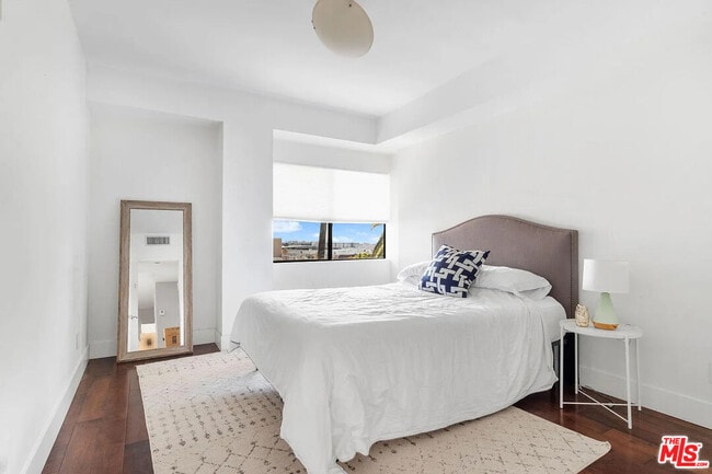 Building Photo - 121 S Palm Dr