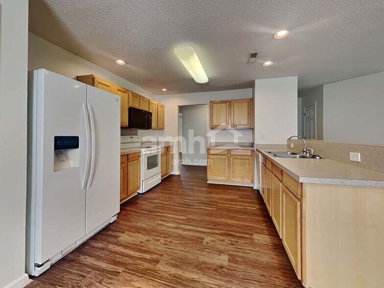 Building Photo - 4987 Harthill Ave