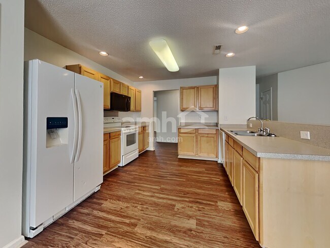 Building Photo - 4987 Harthill Ave