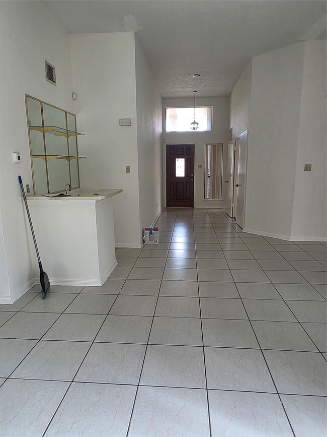 Building Photo - 7803 La Rochelle Cir