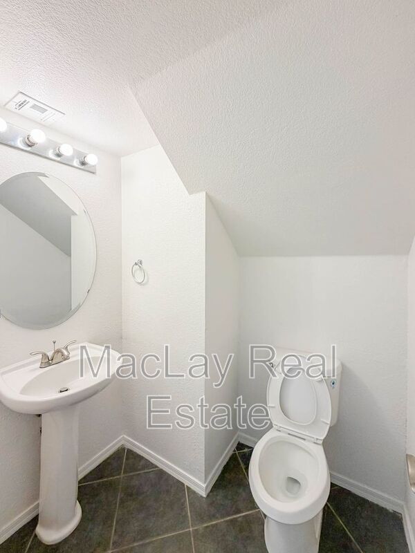 Building Photo - 1009 E Iris Dr