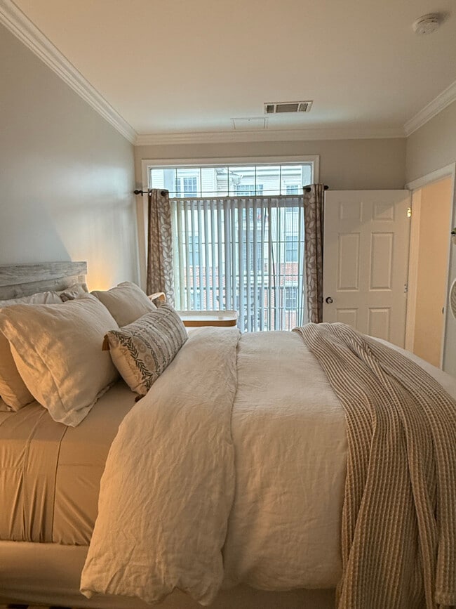 Building Photo - 300 W Elm St