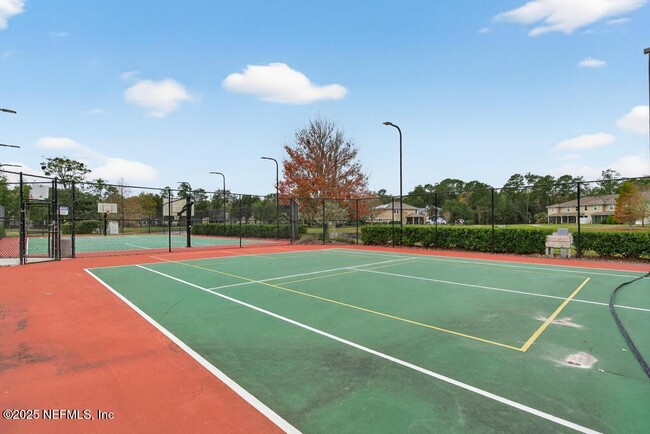 Building Photo - 411 Walnut Dr