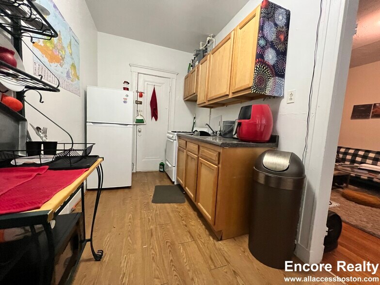 Primary Photo - 200 Kelton St