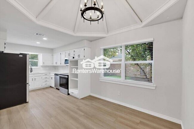 Building Photo - MOVE IN READY COMPLETELY UPDATED - 3BED/2B...
