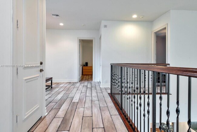 Building Photo - 17931 Lake Azure Way