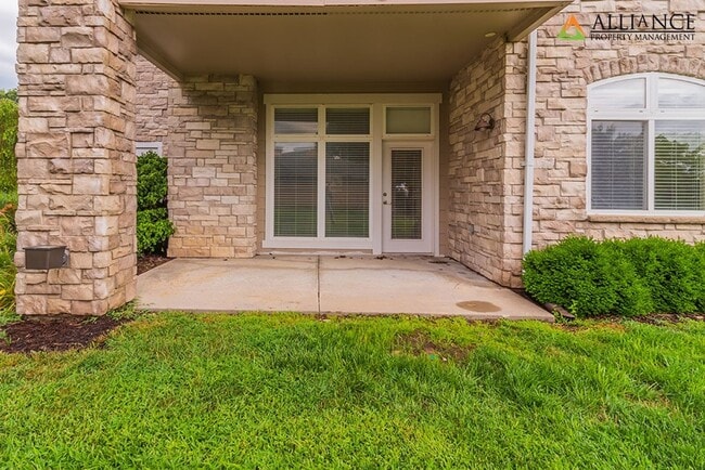 Building Photo - Great Location!