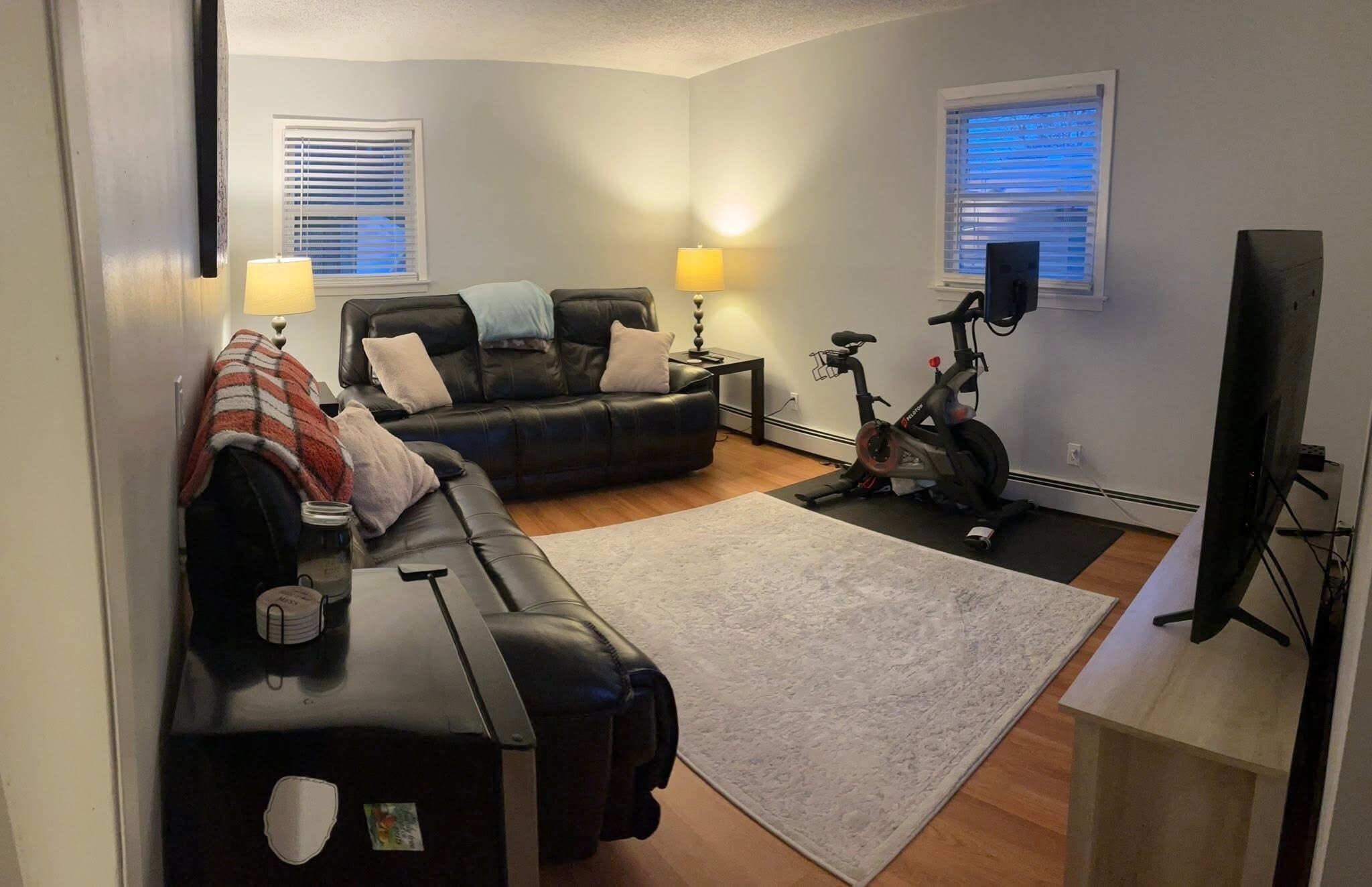 Huge family room - 100 Abbott Ave