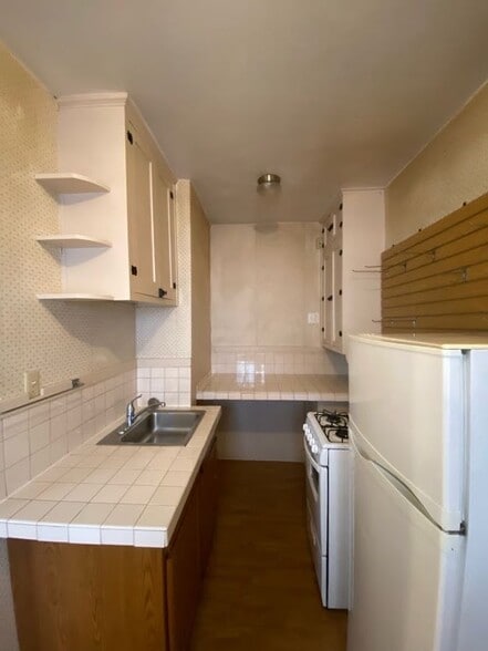 Building Photo - 528 State St