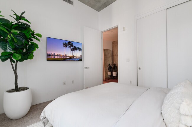 Secondary Bedroom with 50" TV - 1025 Island Ave