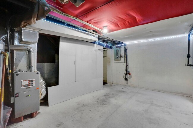 Building Photo - 6-12 Putnam Circle