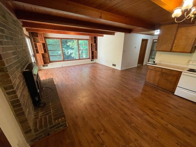 Building Photo - PRE-LEASING FOR JULY 22ND 2026!