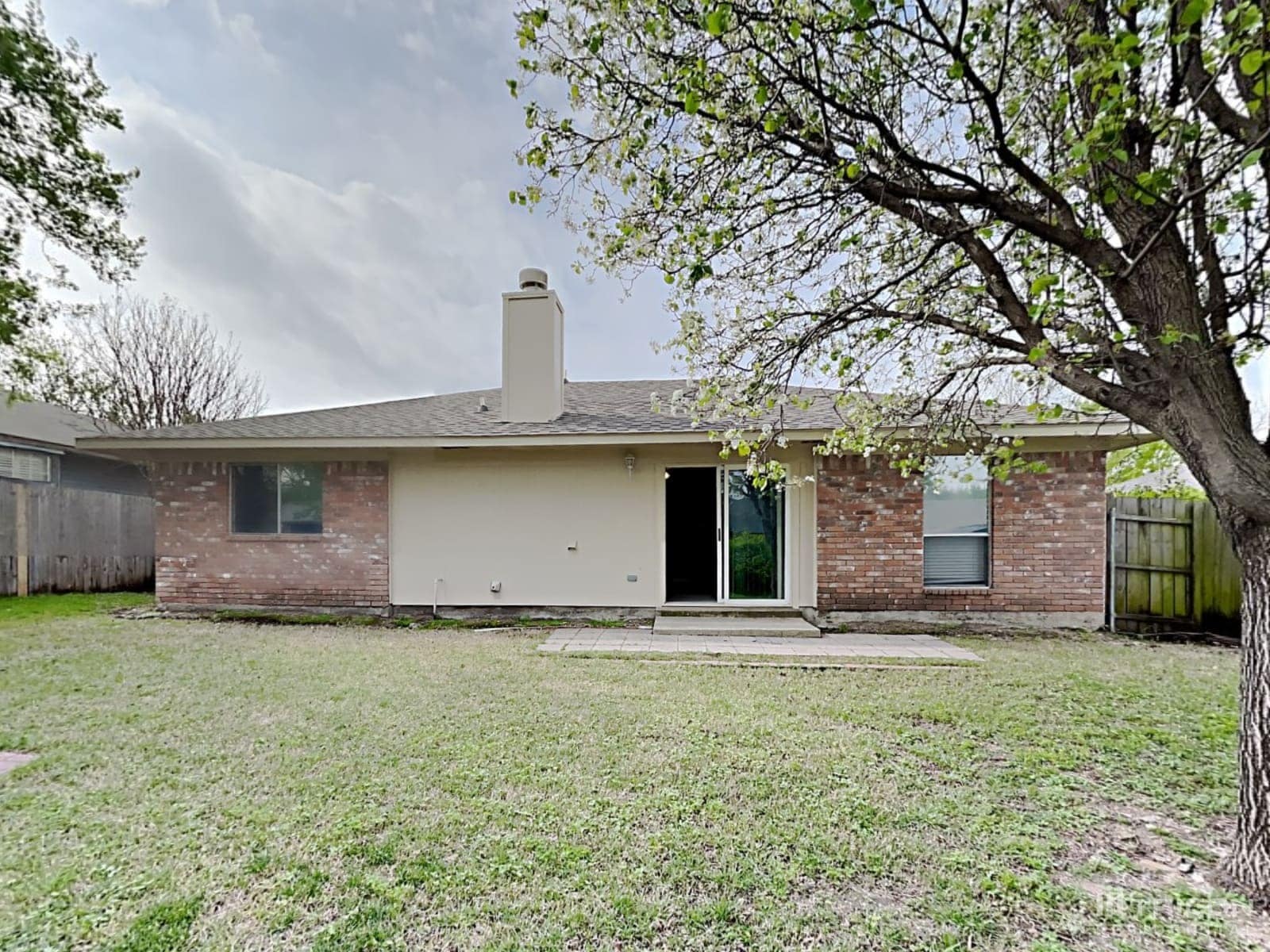 Building Photo - 8620 Santa Clara Dr