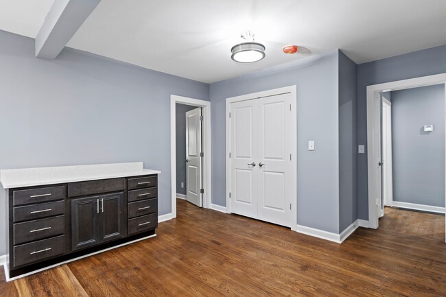 Building Photo - Newly Renovated, In-law Suite, Master on t...