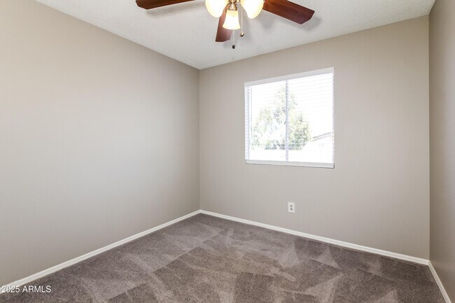 Building Photo - 927 E Escuda Dr