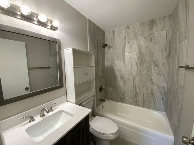 Building Photo - 3 Bedroom Single Story Home Available Near...