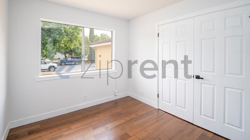 Building Photo - Unit