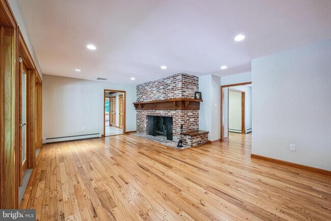 Building Photo - 3574 Glenway Rd