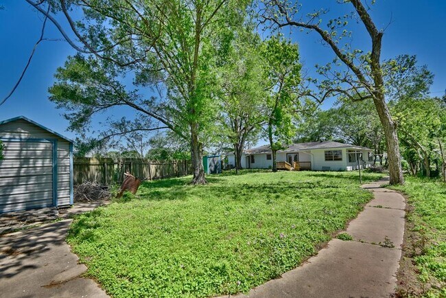Building Photo - 415 Silliman St