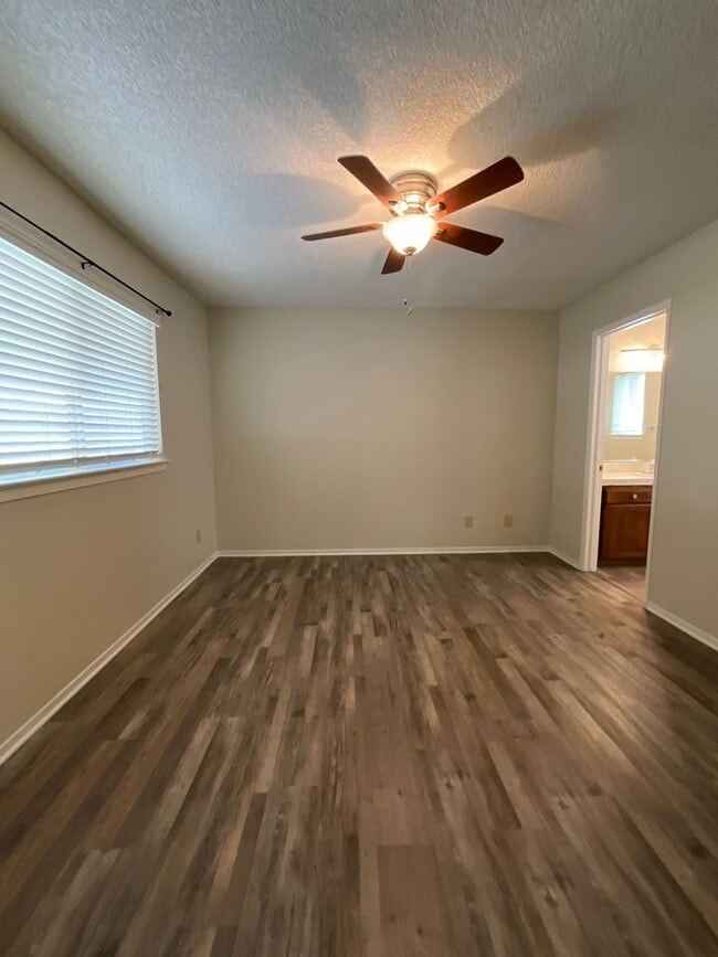 Building Photo - Charming home nestled in desirable Northea...