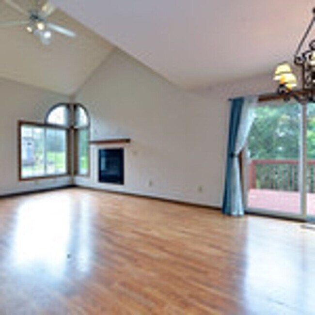 Building Photo - 144 Primrose Ct