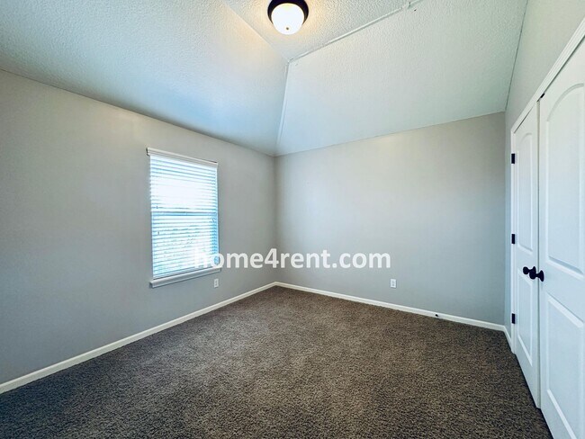 Building Photo - Gorgeous Olathe, 5 BR Home w/ Wood floors,...