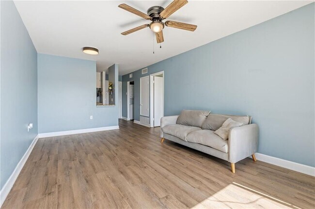 Building Photo - 337 Riverbend Dr