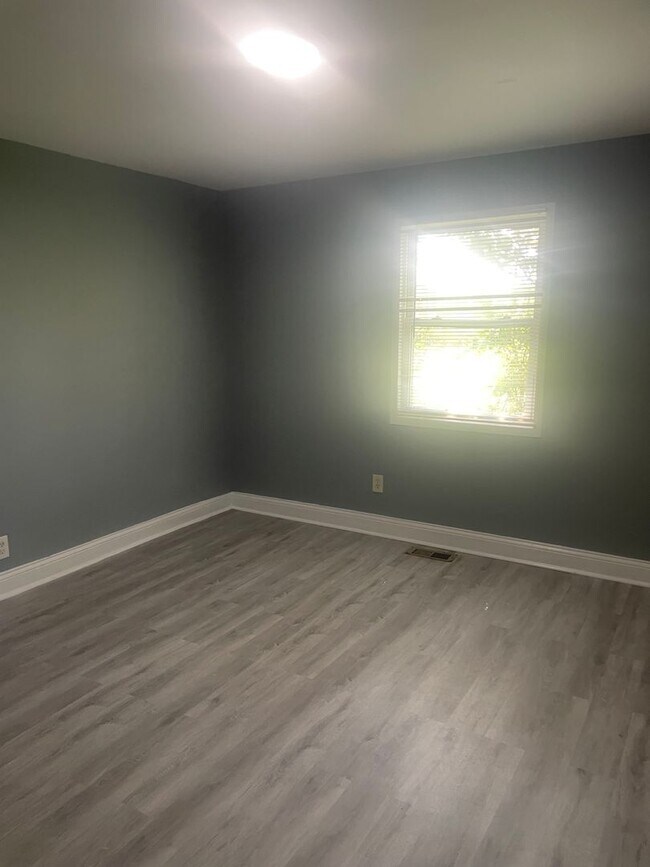Building Photo - Knoxville 37920 - 3 bedroom, 1 bath home - Contact Lisa Vineyard & Shannon Russell (865)216-9334