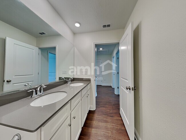 Building Photo - 27264 St Andrews Ave