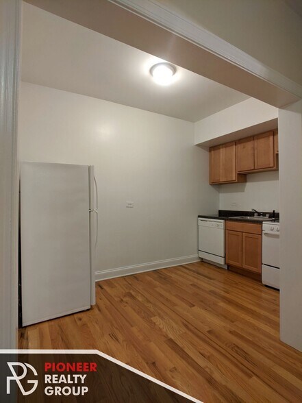 Building Photo - 546 W Wellington Ave