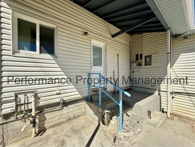 Building Photo - Gorgeous 3 Bed/2 Bath Taft Home w/ Finished Basement, 3 Car Garage & $0 Deposit Option