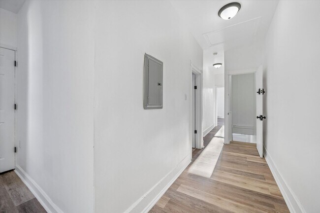 Building Photo - 402 N 59th St