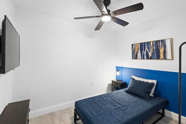 Building Photo - 1932 Lake St