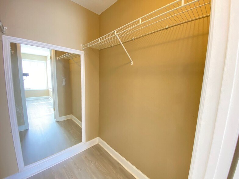 Building Photo - Altamonte Springs Lakefront Gated Community!  1/1 with a fireplace.  Coming Soon!