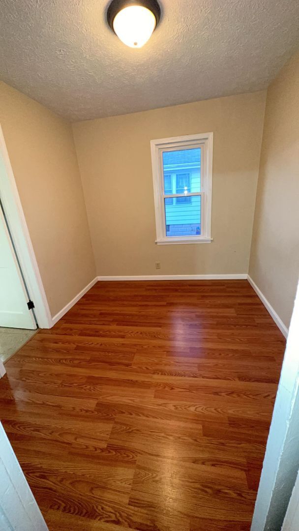 Building Photo - Charming 2-Bedroom, 1-Bathroom Home with B...