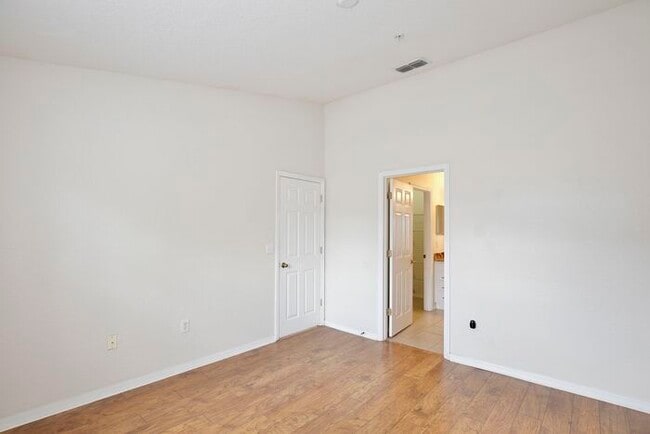 Building Photo - Stylish 3/2 Corner-Unit Condo with Resort ...